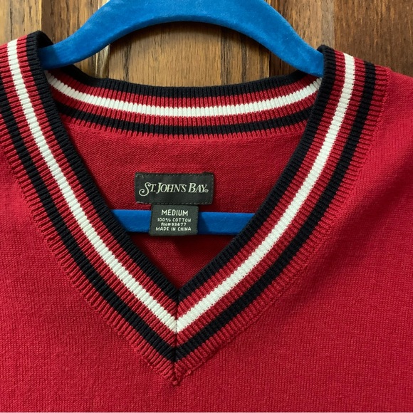 V-neck sweater vest. Mens size Medium. Unisex - Picture 7 of 7